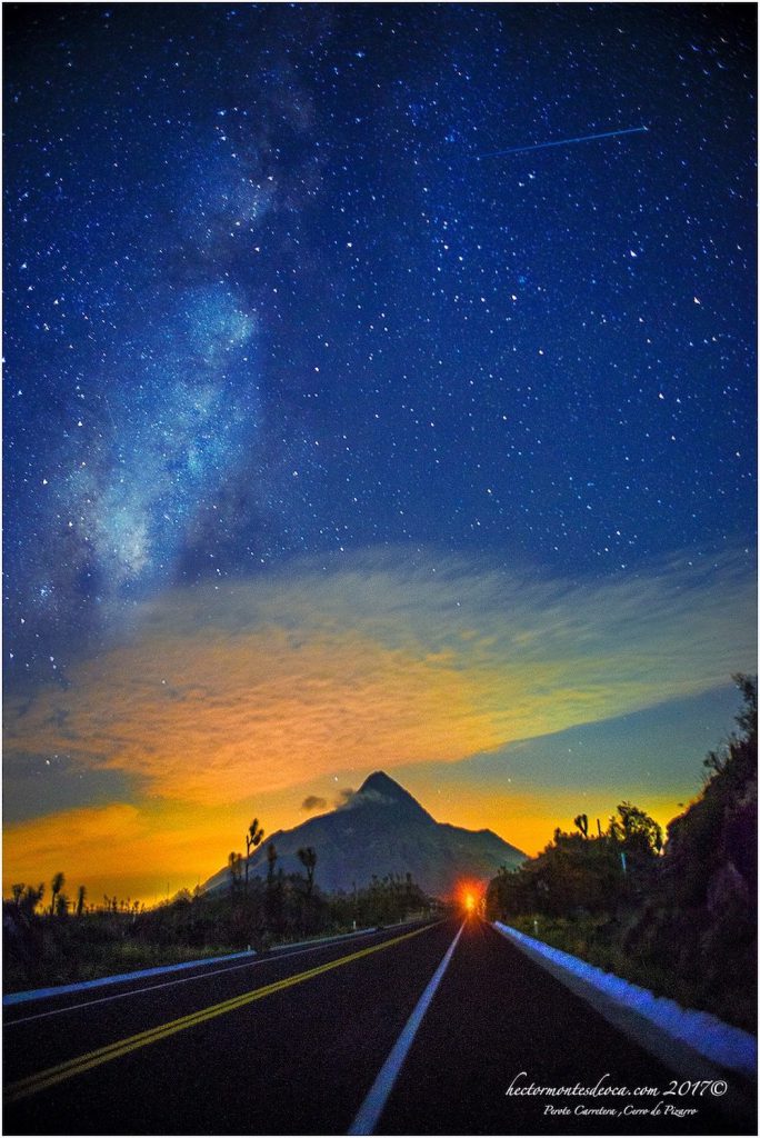 Autopista Xalapa-Perote con Vía Láctea y un meteorito cruzando el cielo- Héctor Montes de Oca