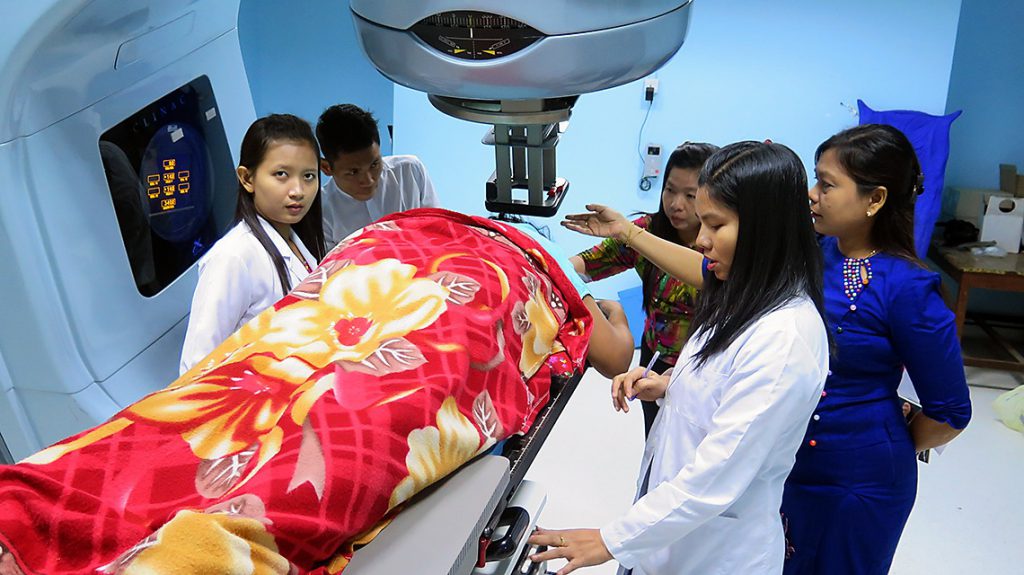 Doctoras y técnicas preparan a una paciente para radioterapia en el Hospital General de Yangon, Myanmar- Foto OIEA, Miklos Gaspar