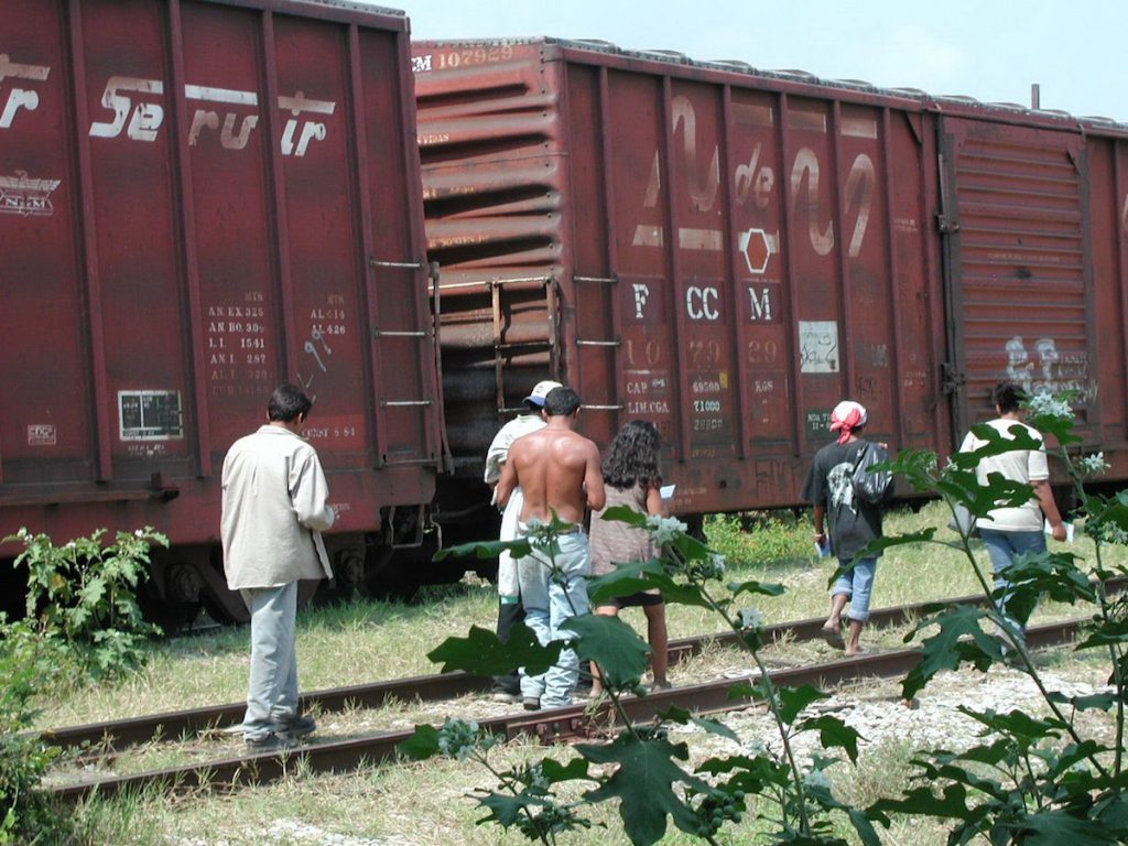 Migrantes en las vías del tren- Alfonso Caraveo El Colef