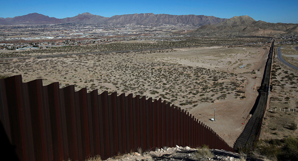 Muro fronterizo en el Desierto de Sonora