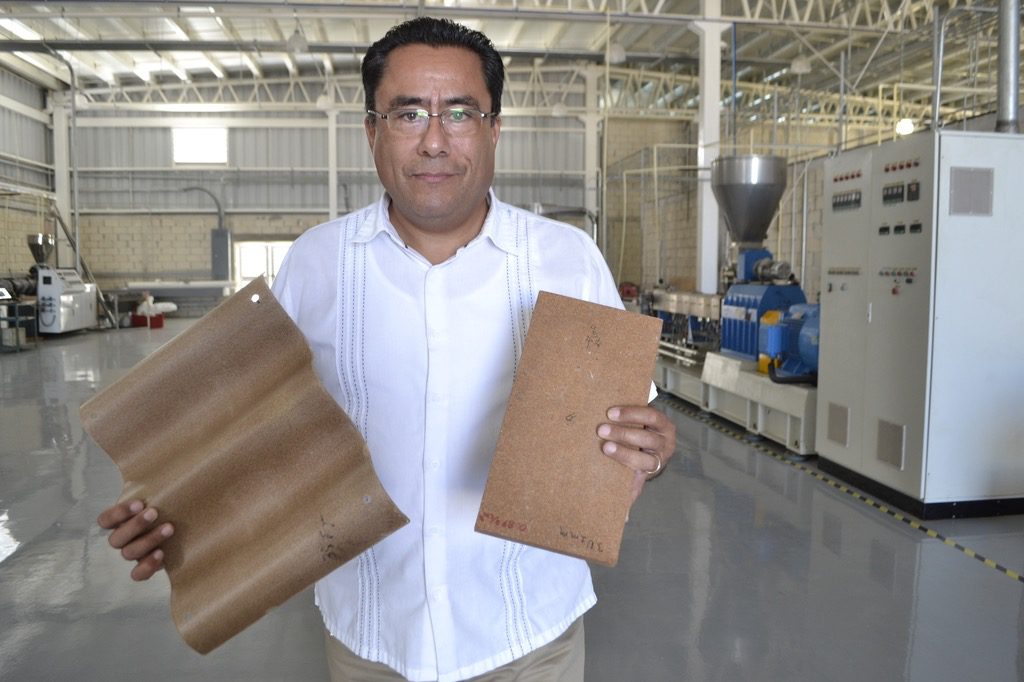 Dr Javier Guillen Mallette, con muestras de madera plástica