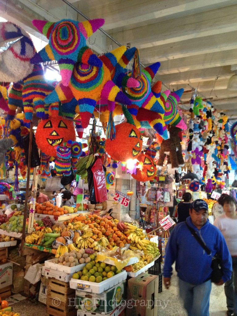 Mercado tradicional mexicano con piñatas