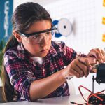 Empoderar a las niñas para que más se dediquen a la ciencia