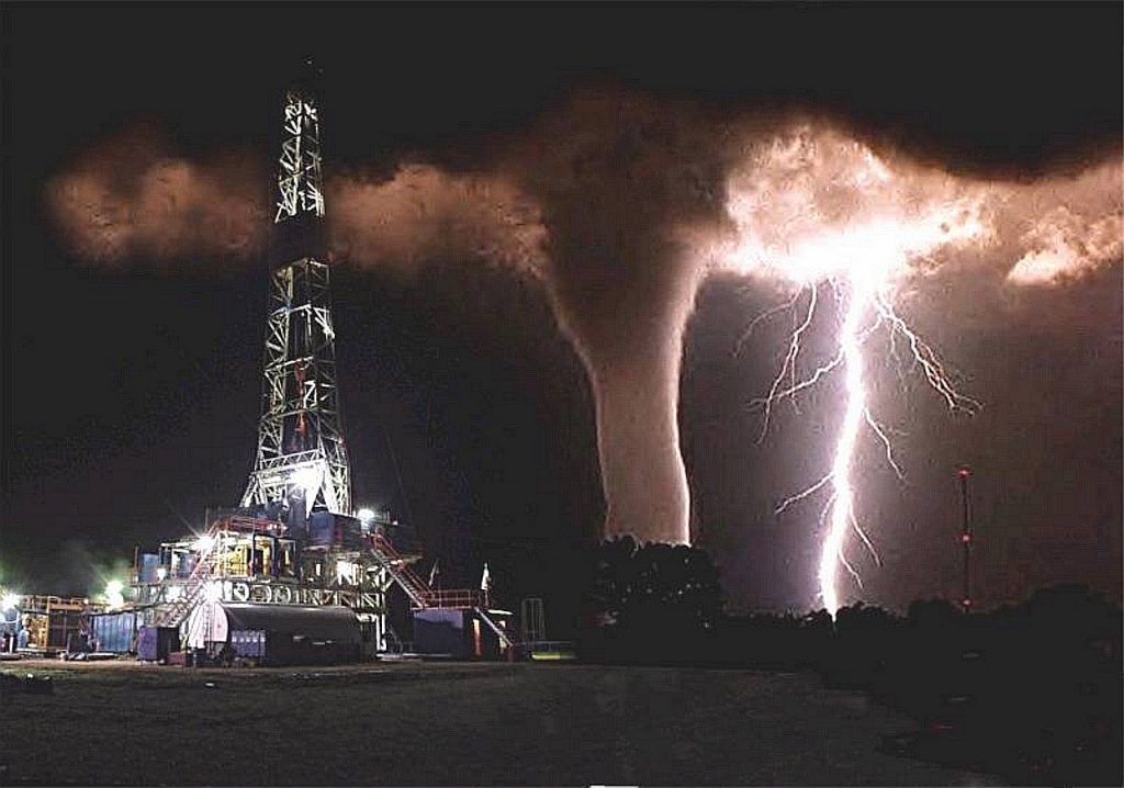 Plataforma petrolera y tornado acercándose- Texas oil rig