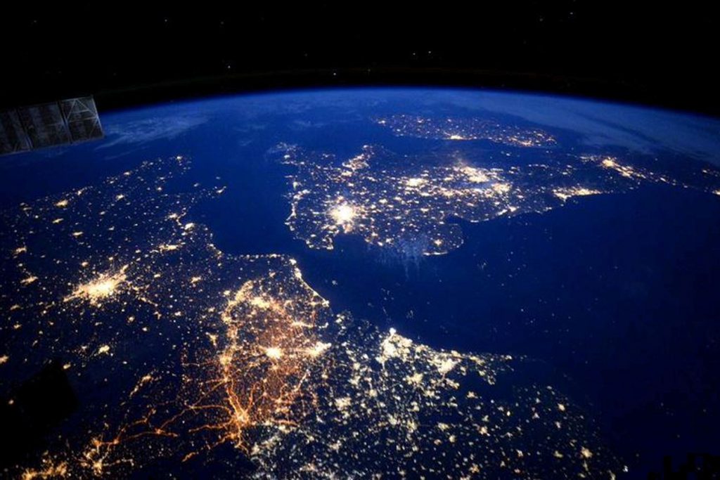 Vista noctura de Irlanda, Inglaterra y parte de Europa, desde la Estación Espacial Internacional