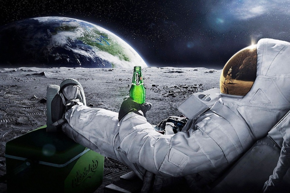 Astronauta con cerveza en la Luna