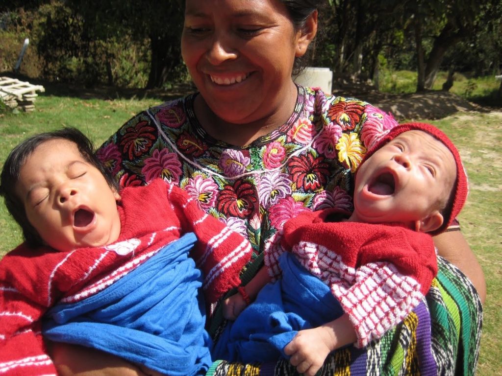 Mujer indígena con sus gemelos