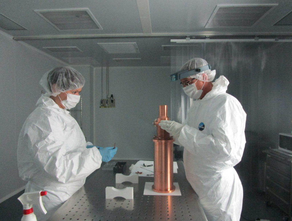 Investigadres de la Universidad de Zaragoza instalan los detectores en el Laboratorio Subterráneo de Canfranc. / Unizar