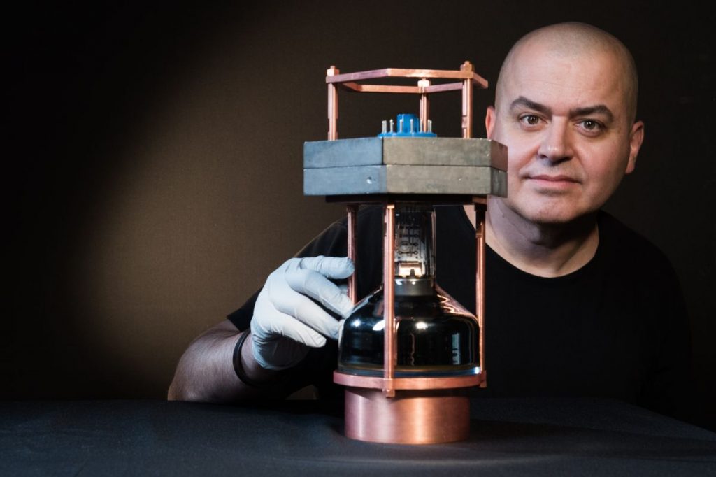 Juan Collar, coautor del trabajo, con un prototipo del detector de neutrinos más pequeño del mundo- Jean Lachat, University of Chicago