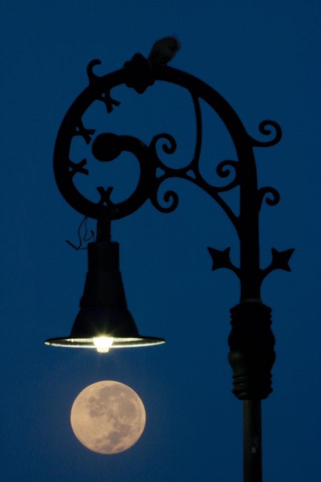 Luna colgando de un farol- Hugo Garrido