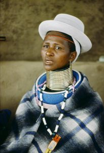 Mujer de la tribu Ndebele, de Sudáfrica- ONU foto