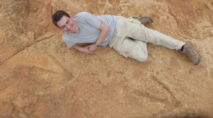 Fabien Knoll junto a las nuellas del megaterópodo Kayentapus ambrokholohali