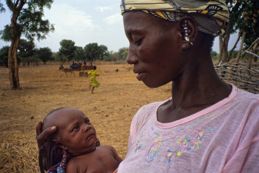 Mujer en Mali sostiene a su hijo- Gonzalo Hóhr Zamora