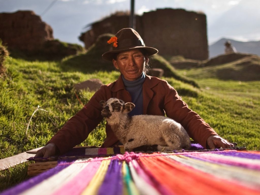Mujer indégena tejiendo, Perú- Antonio Escalante, PNUD
