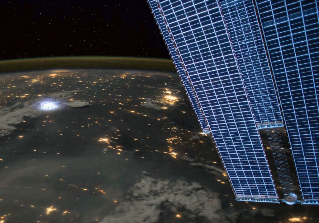 Un rayo enmedio de la noche, visto desde la Estación Espacial Internacional- Paolo Nespoli