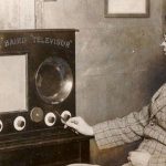 La primera transmisión de imágenes en movimiento por televisión, se hizo el 26 de enero de 1926