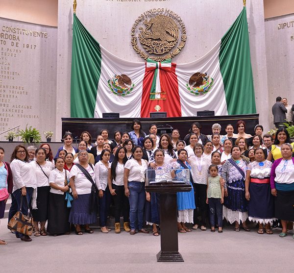 María López de la Rica con mujeres indígenas