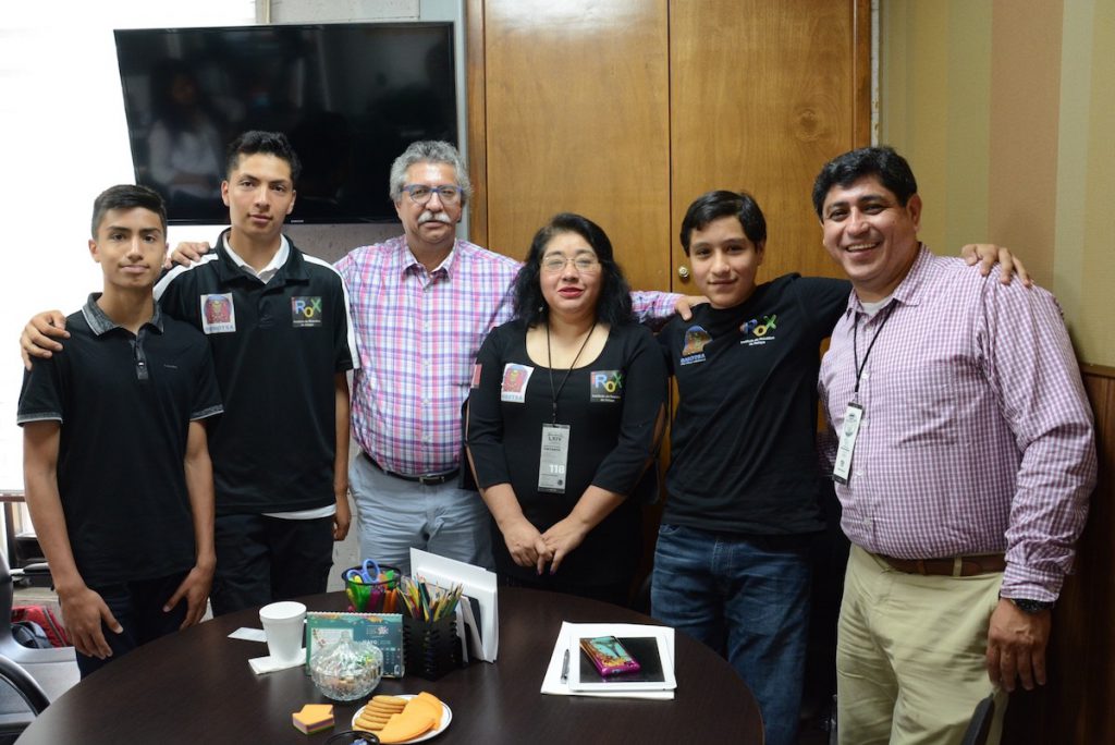 Diputado José Luis Enríquez Ambell con los jóvenes ganadores del concurso nacional de robótica