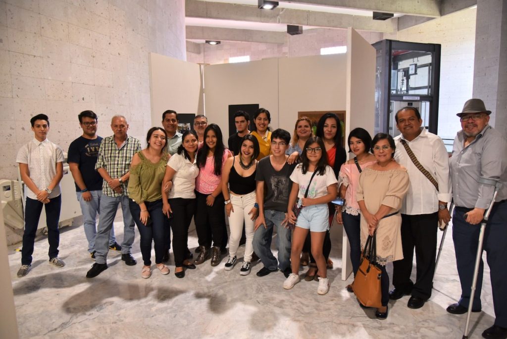 Alumnos de los talleres de Artes Plásticas y Fotografía, de la Universidad IVES