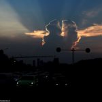 Dos nubes besándose. Una obra de arte que la naturaleza nos regala