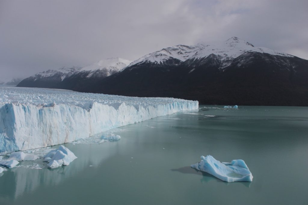 Los grandes desprendimientos del frente del glaciar Perito en La Patagonia, flotan a la deriva en forma de icebergs- SINC
