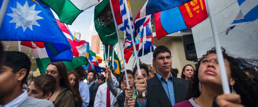 Estudiantes con banderas de los estados miembros de la ONU en la celebracion del Dia Internacional de la Paz 2015
