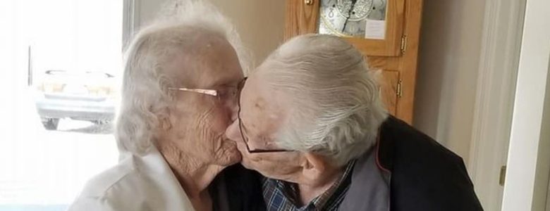 Ancianos besándose