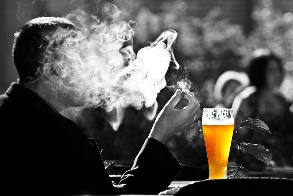 Un cigarro y una cerveza- Pixabay