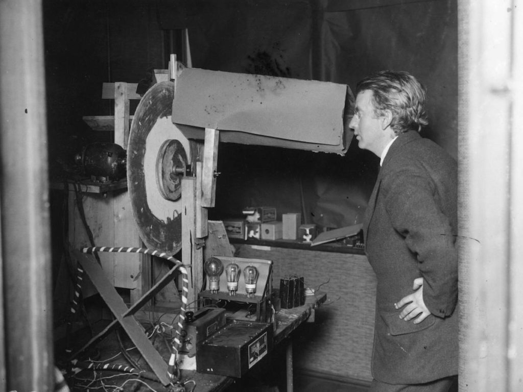 John Logie Baird, viendo las pruebas para la primera transmisión de imágenes por televisión