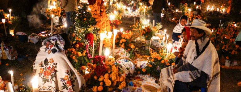 Velada en el cementerio de Pátzcuaro por Fieles Difuntos y Todos Santos
