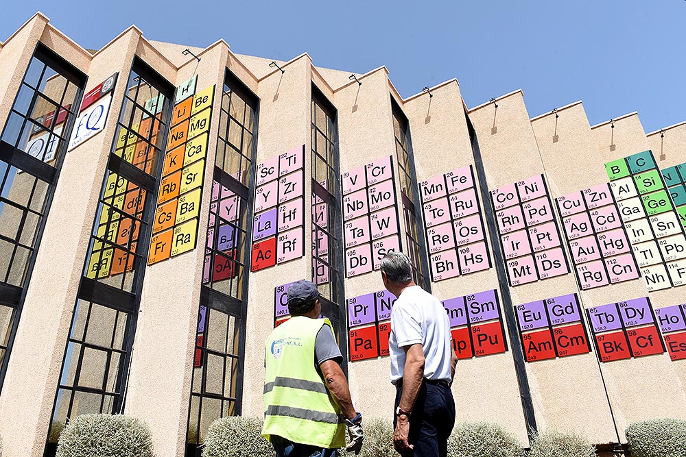 La tabla periódica más grande del mundo, en la fachada de la Facultad de Química de la Universidad de Murcia- UM