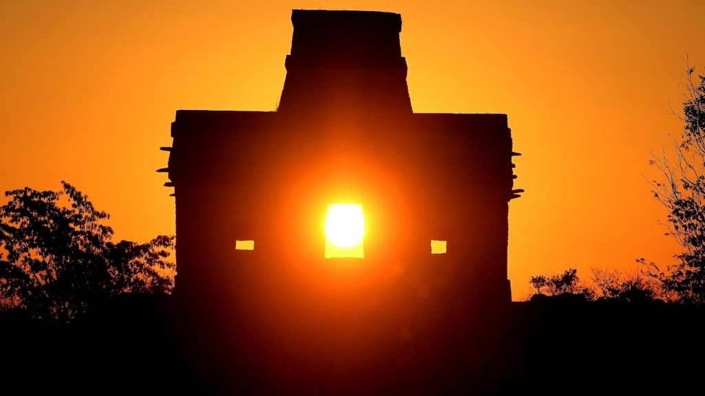 Paso del Sol por el pórtico del Templo de las Siete Muñecas, Zona Arqueológica de Dzibilchaltún, Yucatán