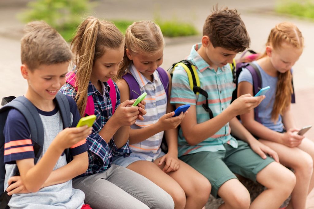 Niños usando el teléfono celular