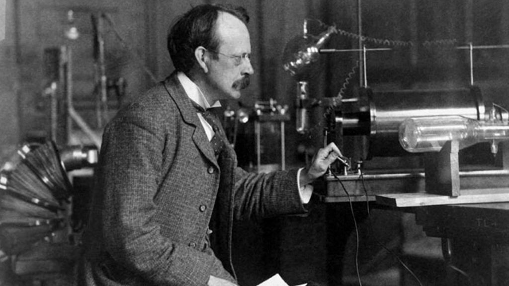 Joseph John Thomson en sus experimentos con tubos catódicos