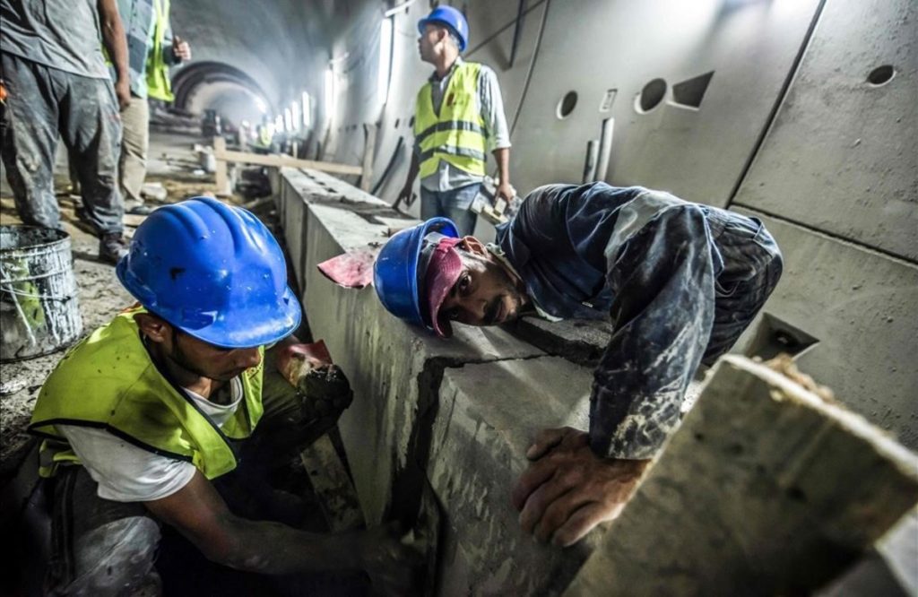 Trabajadores en el túnel del Canal de Suez