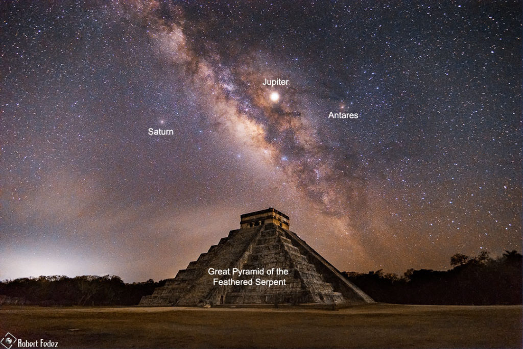 Vía Láctea sobre la pirámide de Kukulkán en Chichén Itza, México