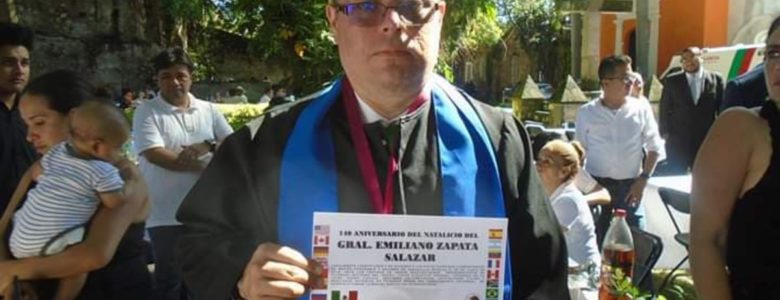 Carlos Enrique de Saro Puebla con su constancia del Doctorado Honoris Causa