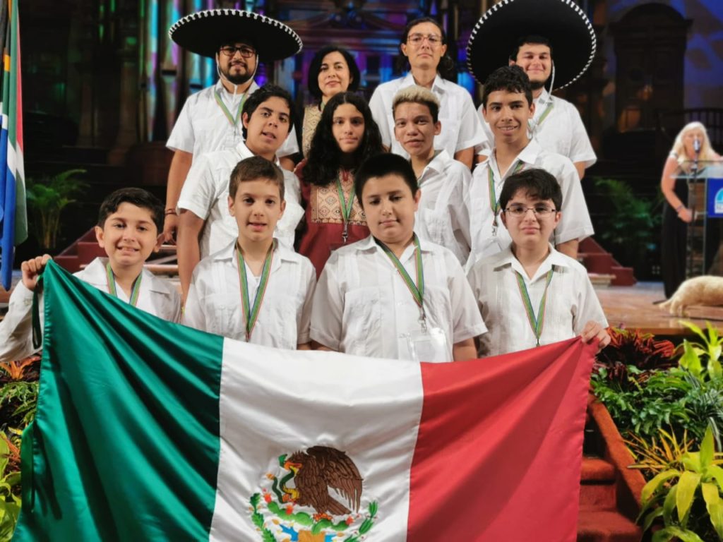 Equipo mexicano que participó en las Olimpiadas Internacionales de Matemáticas en Sudáfrica 2019, apoyados por el cineasta Guillermo del Toro, y que obtuvo 8 medallas, incluso 2 de oro