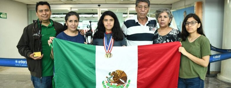 Karla Munguía y su familia. Foto: El Debate