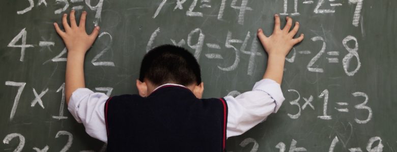 Niño con dificultad en el aprendizaje de matemáticas