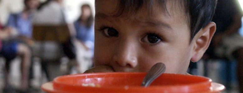 Niño en comedor público