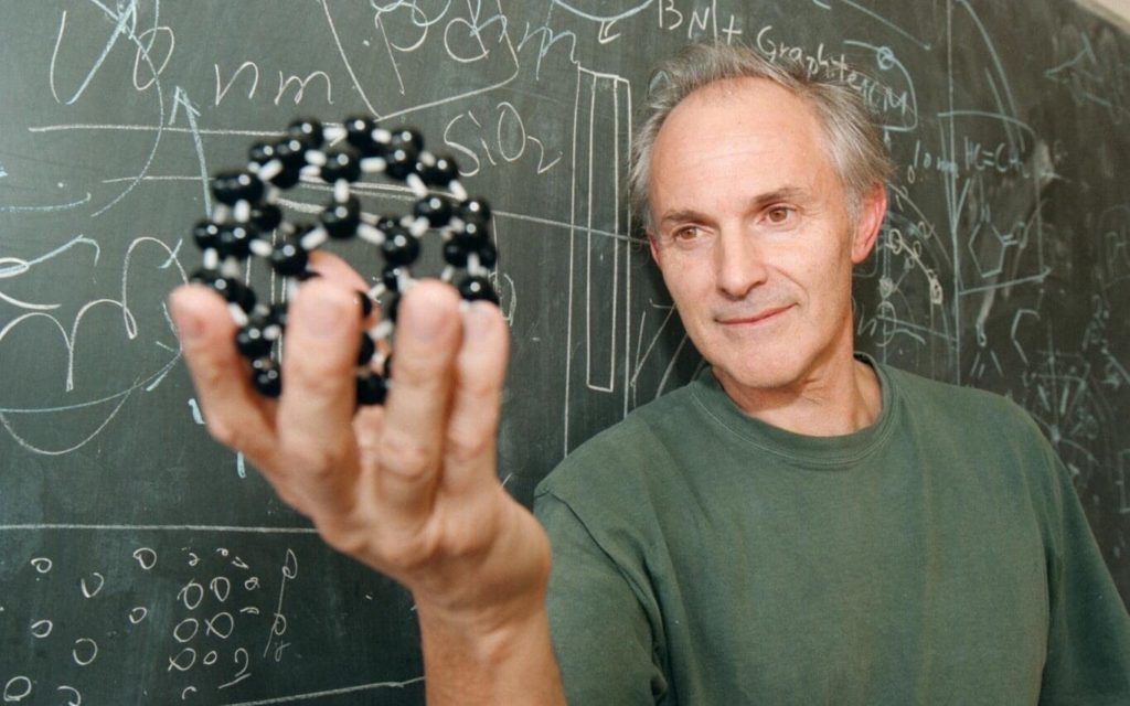 Harold Kroto, Nobel de Fisíca 1996, con una imagen de estructura de fullereno
