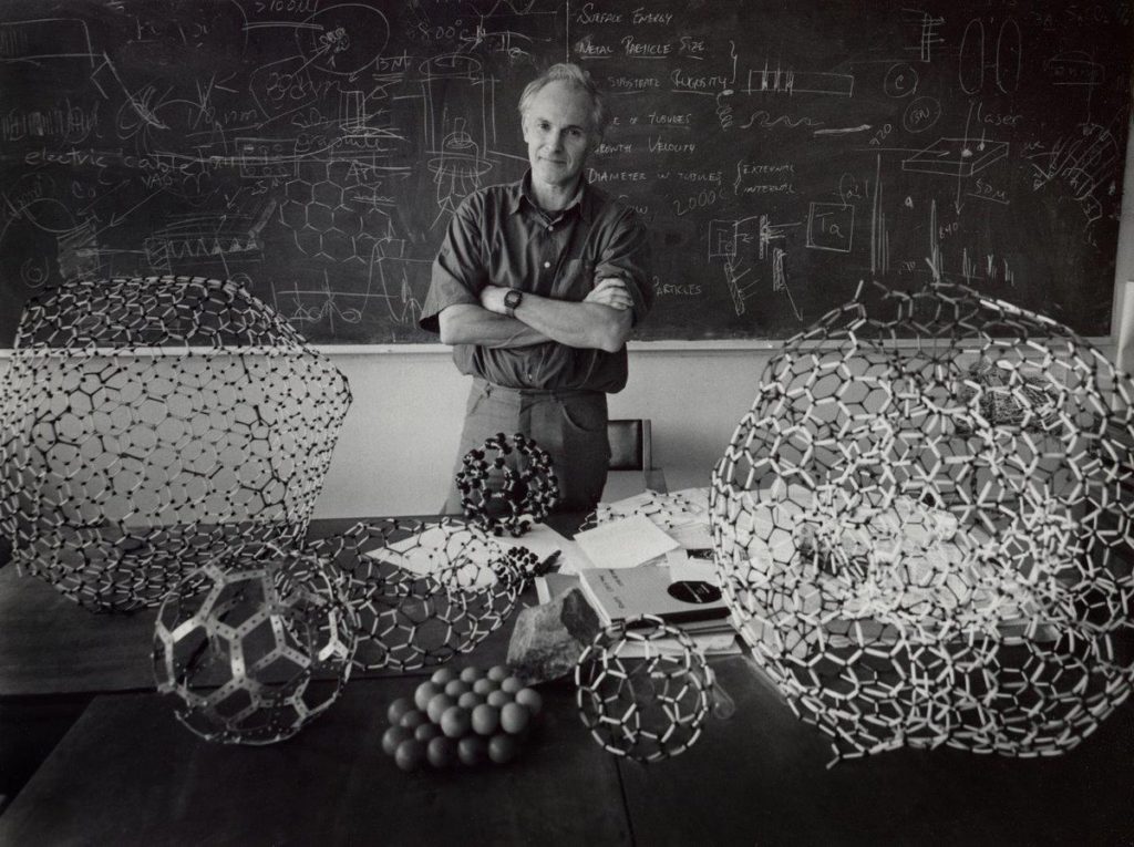 Harold Kroto, codesburidor de los de los fullerenos, que modificaron el estudio de la química
