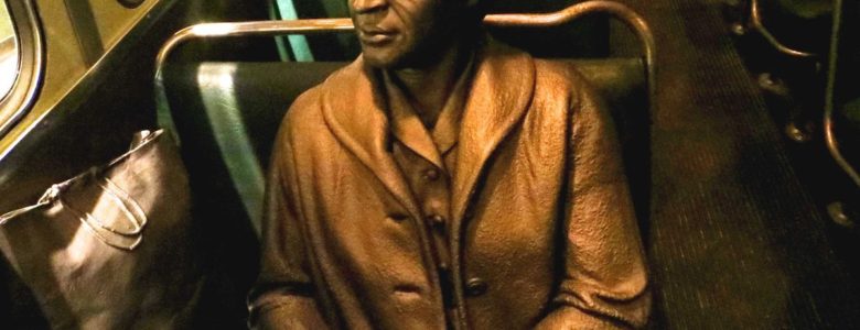Rosa Parks en un autobús- Estatua en museo de derechos humanos