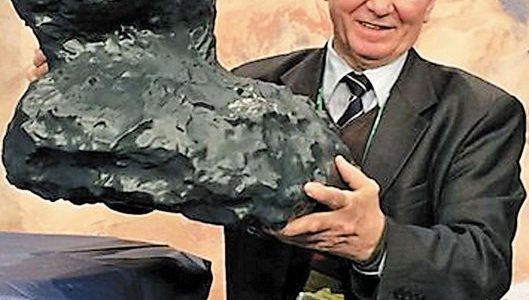 Klim Ivanovich Churyumov con una reproducción del cometa 67P/Churyumov–Gerasimenko