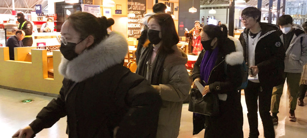 Pasajeros con mascarillas contra el coronavirus en el aeropuerto internacional de Chengdu Shuangliu en China- ONU