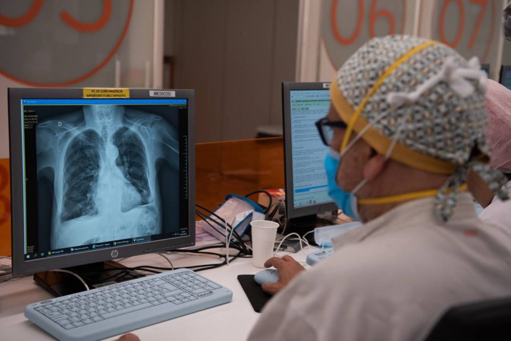 Análisis de radiografía de persona enferma de Covid 19- Francisco Avia, Hospital Clínic Barcelona