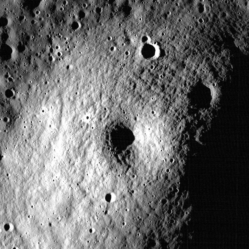 Equipo internacional de investigadores encuentran cueva en la Luna que podría servir para establecer una base y que vivan astronautas ahí
